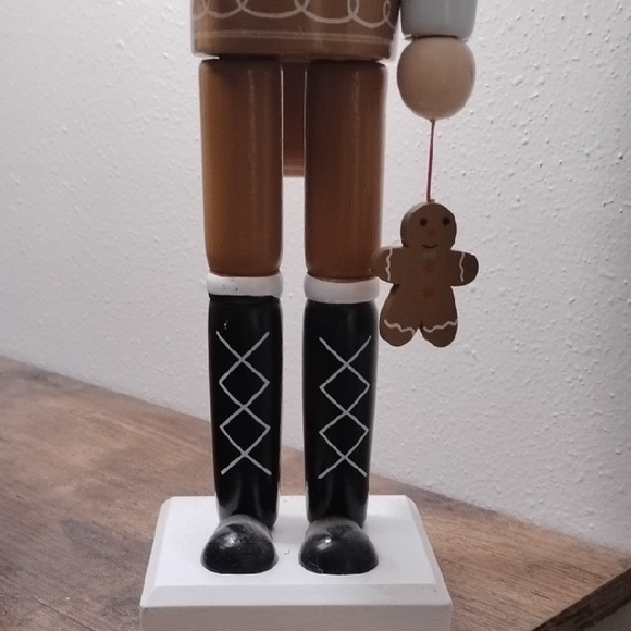 Wooden Nutcracker Chef with Cupcake Christmas Nutcracker Vintage - Picture 2 of 10